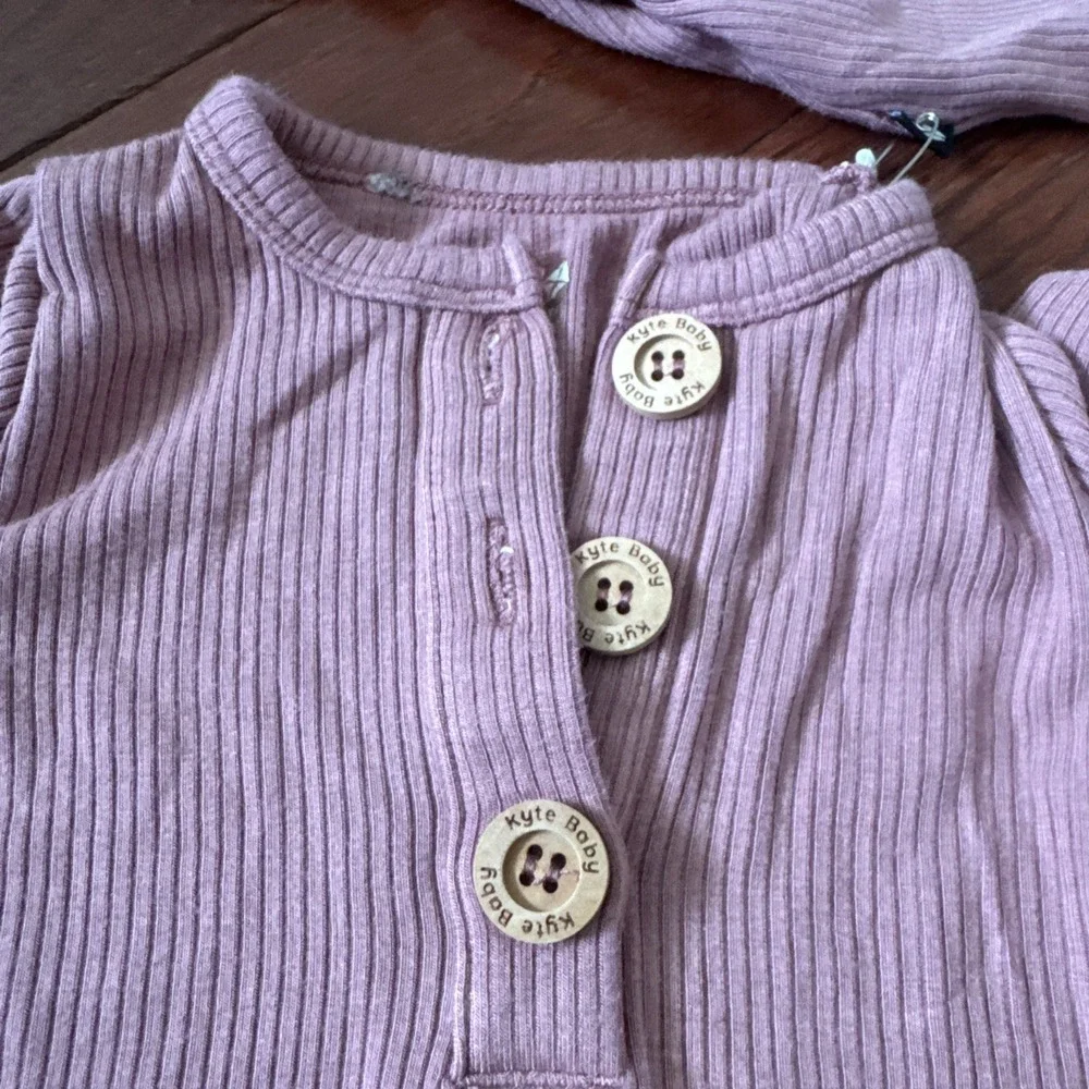 Kyte Baby Bamboo Baby Knotted Gown Nightgown 0-3m Pink With Hat Buttons Stain
